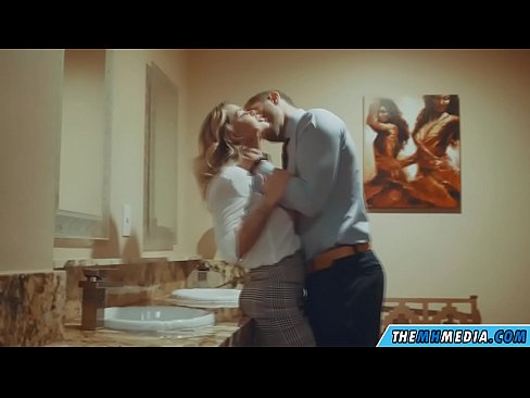 ❤️ Kad krūtiska blondīne pavedina tevi publiskā tualetē Porno pie mums ❤